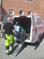 AOH lastramper i aluminium med eldriven pirra Arninge