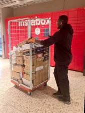 Instabee levererar paket med bur från Micrologistic