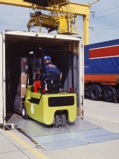 Gaffeltruck kör in i container på containerramp, den klarar 6000 kg