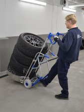 Pirra i aluminium med pedal som gör det lätt att hantera bildäck