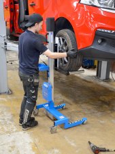 Däcklyften lyfter upp hjulet på rätt arbetshöjd