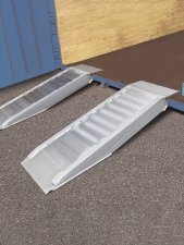 AVS 80 Kort lastramp för hjul- och larvbandmaskiner upp i container