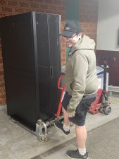 Skåplyft Move-Mate lasatad med rackskåp