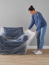 Skydda fåtöljer vid transport och magasinering med möbelskydd i plast