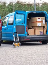 Hopfällbar pirra som klarar 125 kg används vid en Postnord-bil