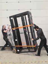 Tunggodskärra tippas med ett rackskåp