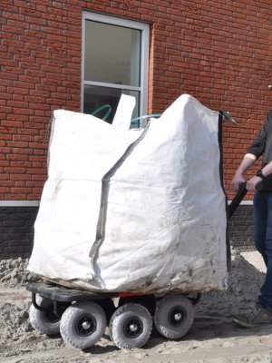 Terrängvagn med punkteringsfria hjul