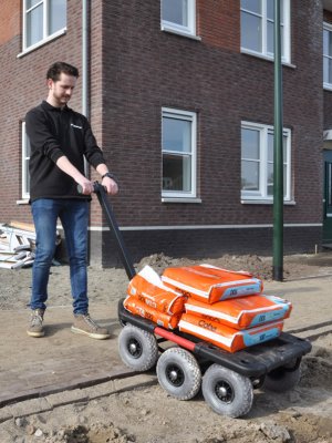 Terrängvagn med punkteringsfria hjul