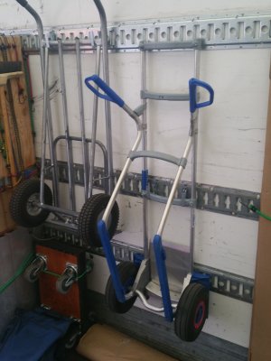 Favoriten aluminiumpirra hängs upp i lastbil med krokar