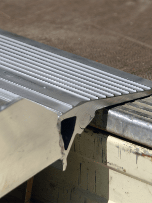 AOS 300 lastramper i aluminium har en kant för släp och flak