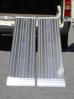 Smidig lastning av utrustning in i skåpbil med aluminiumramp