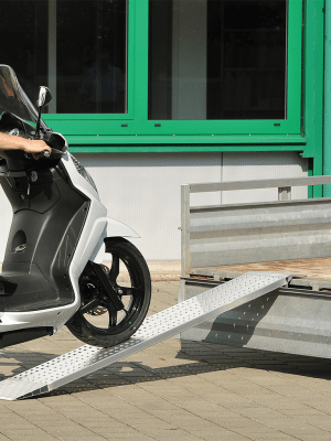 AOH lastramper i aluminium med scooter på släp