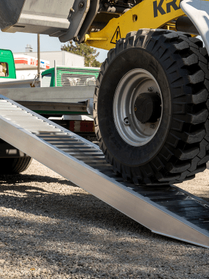 AVS 170 Ramper – lastramper i aluminium för hjul- och larvbandmaskiner, upp till 7870 kg per par