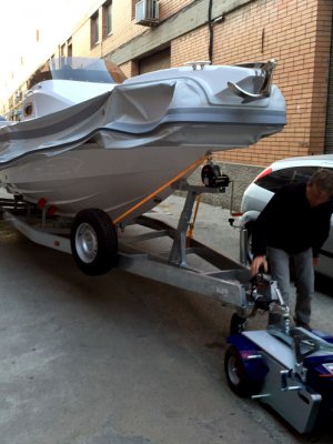 Zallys M6.5 elektrisk dragare med lyftsystem drar en båt