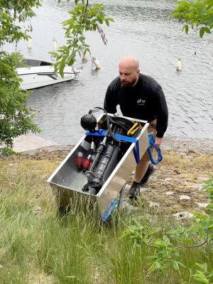 Motordriven pirra Arninge körs med låda monterad