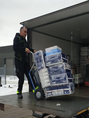 Pirra med hög rygg och trappmedar används för transport av kontorsvaror