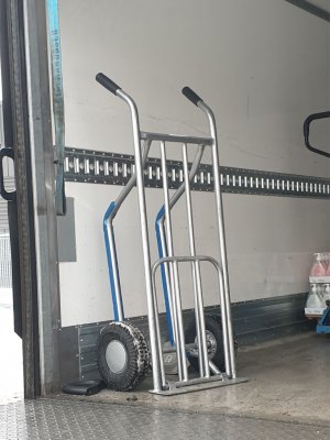 Pirra med hög rygg och trappmedar inne i lastbilen