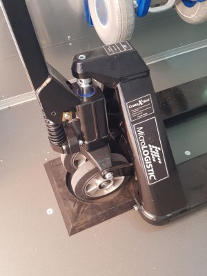 Cross Silent palldragare, parkerad i lastbil