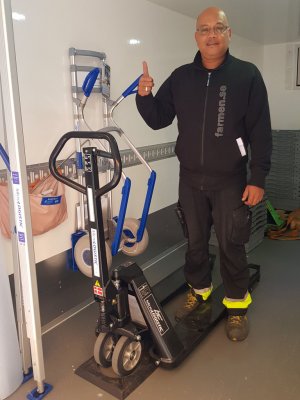 Favoriten aluminiumpirra med glad chaufför