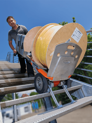 Elektrisk Trappklättrare CC200V+200 transporterar kabeltrummor och lådor i räfflad ståltrappa