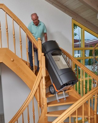 Elektrisk Trappklättrare CC200V+200 transporterar kamin i svängd trätrappa inomhus