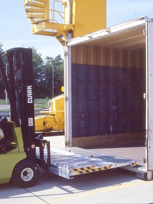 Mobil containerramp placeras med gaffeltruck vid container