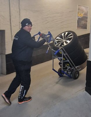 Däckpirra med elmotor kör upp för garageramp