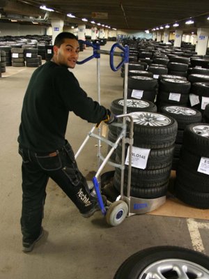 Däckpirra i aluminium inne på ett lager med däck