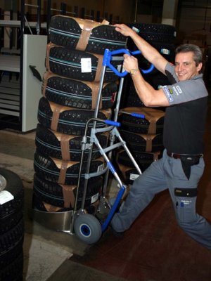 Däckpirra i aluminium klarar upp till 8 bildäck