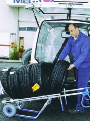 Däckpirra i aluminium ligger ner för enkel lastning