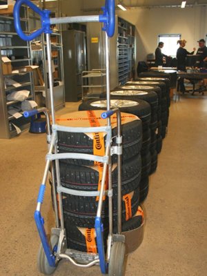 Däckkärra i aluminium lastar rader med däck