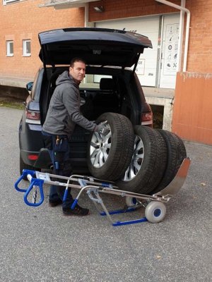 Däckkärra ligger på trappmedarna för enklare lastning