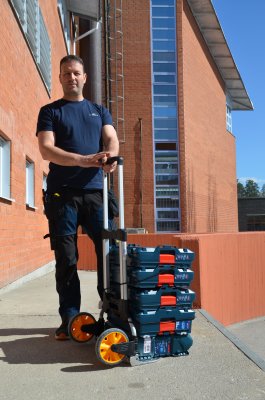 Hopfällbar pirra som klarar 125 kg med verktygsbackar