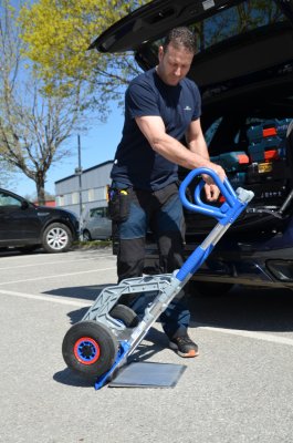 Tekniker viker ihop sin fällbara aluminiumkärra