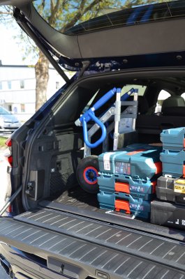 Fällbar aluminiumkärra tar lite plats i bilens baklucka