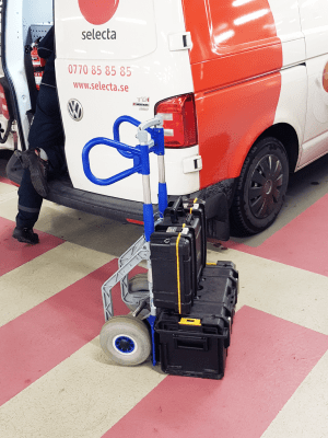 Fällbar aluminiumpirra står vid en Selecta-bil