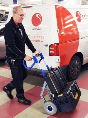 Selectas tekniker kör med fällbar kärra