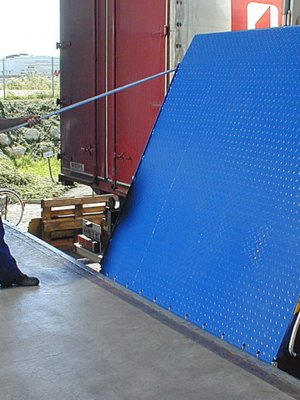 Enkelt att fälla upp den lackade lastbryggan FBS