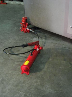 Lyft av tungt gods med GKS handpump och domkraft