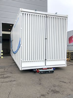 GKS Maskinskridsko eldriven Robot-40 kör en stor container