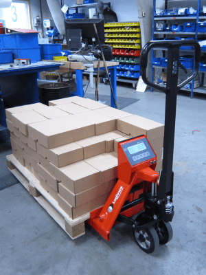 Röd pallyft som väger