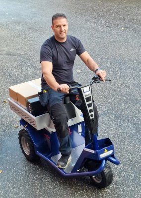 Zallys Jack L Elektrisk scooter körs utomhus