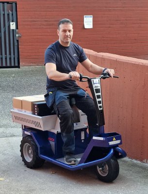 Zallys Jack L Elektrisk scooter körs på ramp