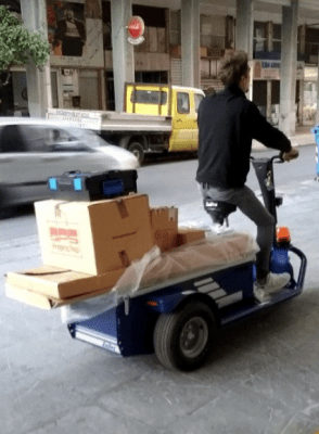 Zallys Jack L Elektrisk scooter transporterar lådor och verktygslåda