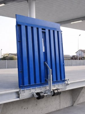 Fällbar lastbrygga i lackad stål för lastkaj, FBS Flyttbar i sidled