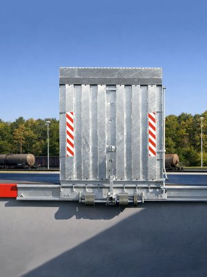 Fällbar lastbrygga i galvaniserat stål för lastkaj, FBS Flyttbar i sidled