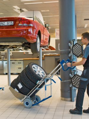 Däckpirra i aluminium inne i däckverkstad