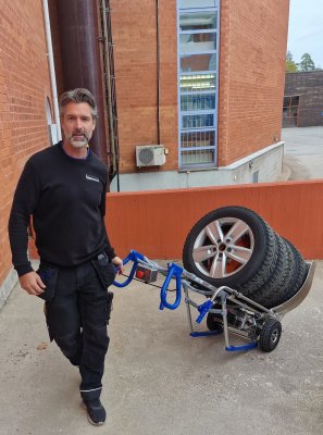 Däckpirra i aluminium med elmotor körs med en hand