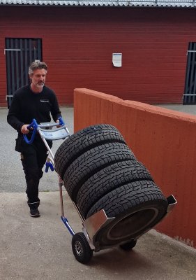 Kund testar däckpirra i aluminium med elmotor med fyra däck på