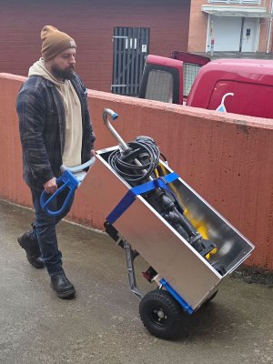 Motordriven pirra Arninge körs med låda monterad